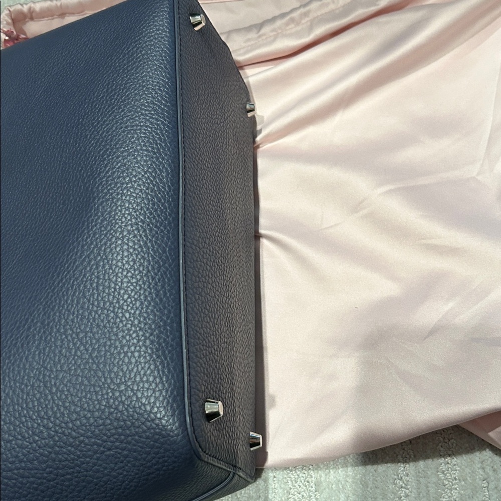 Aura Estelle cloud tote bag with long straps and inner shell - Picture 2 of 4